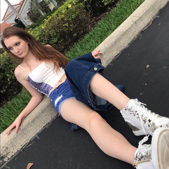 Crop top with pattern. - Picture 2 of 3